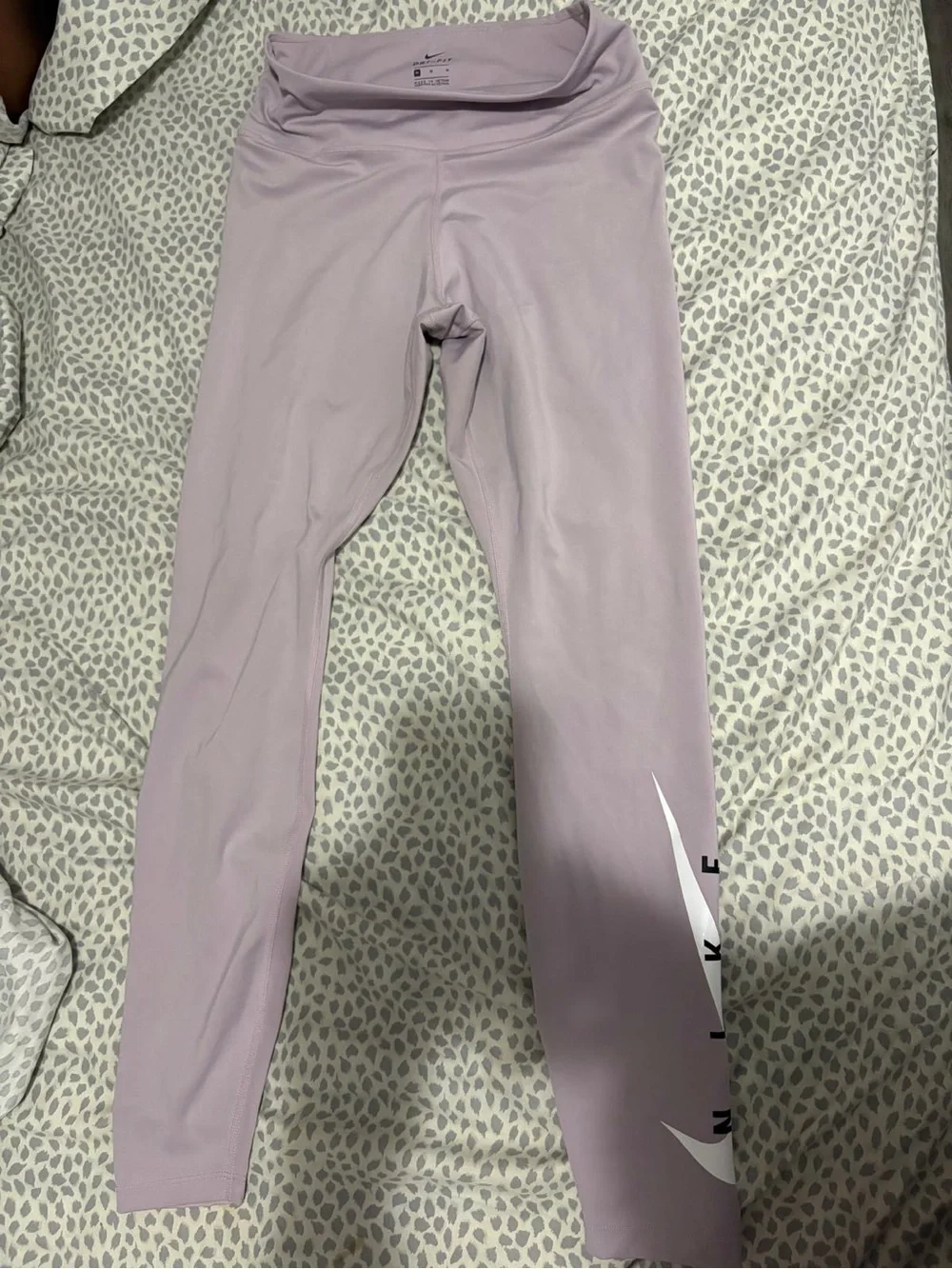 Nike Lavender Women's Athletic Leggings with White Swoosh